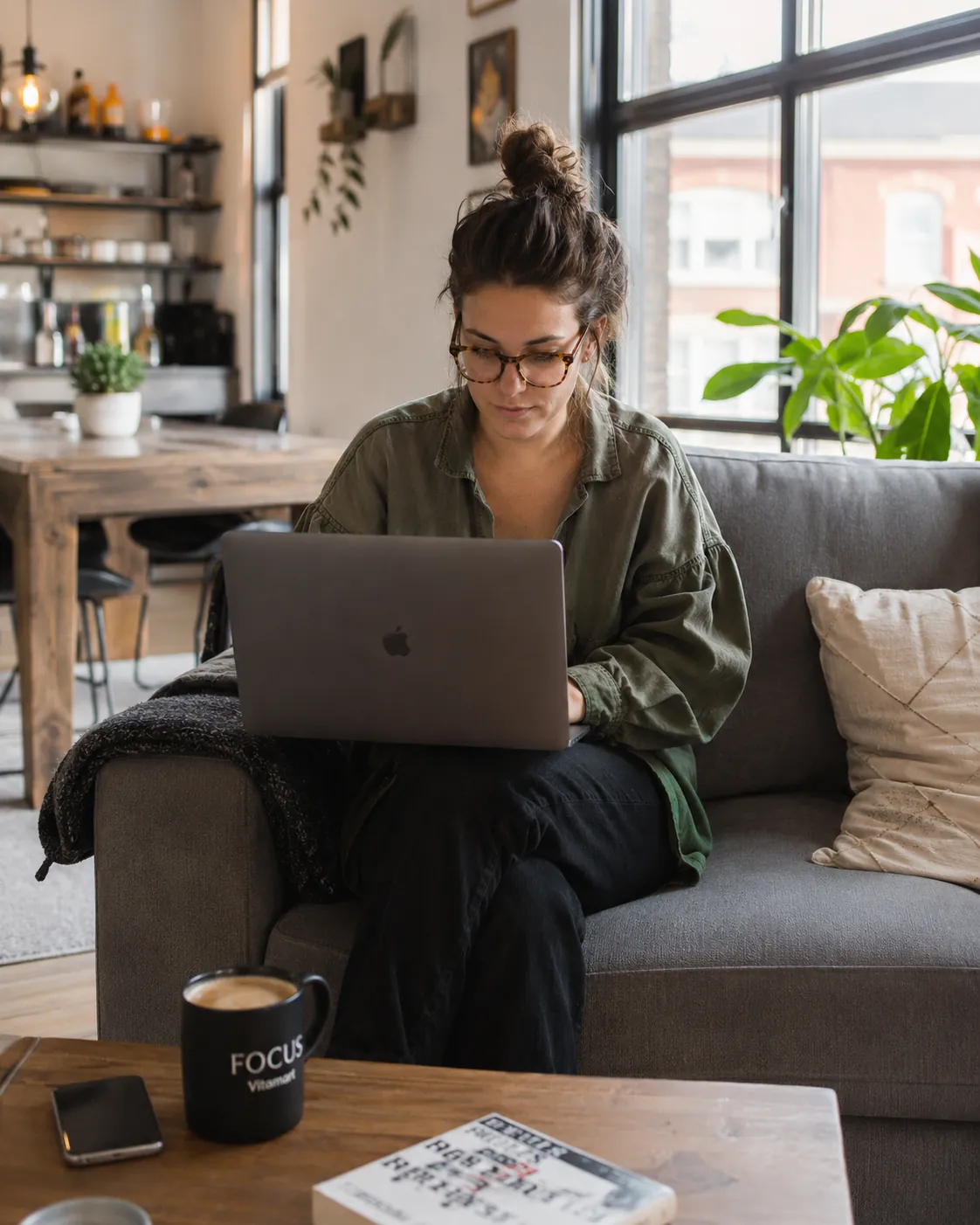 Vertrieblerin legt am Laptop auf dem Sofa ihr Profil an